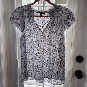 Women’s short flutter sleeve top